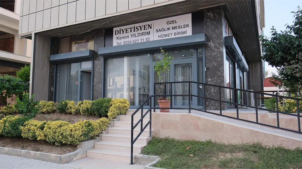 Tabela ve giriş merdiveni